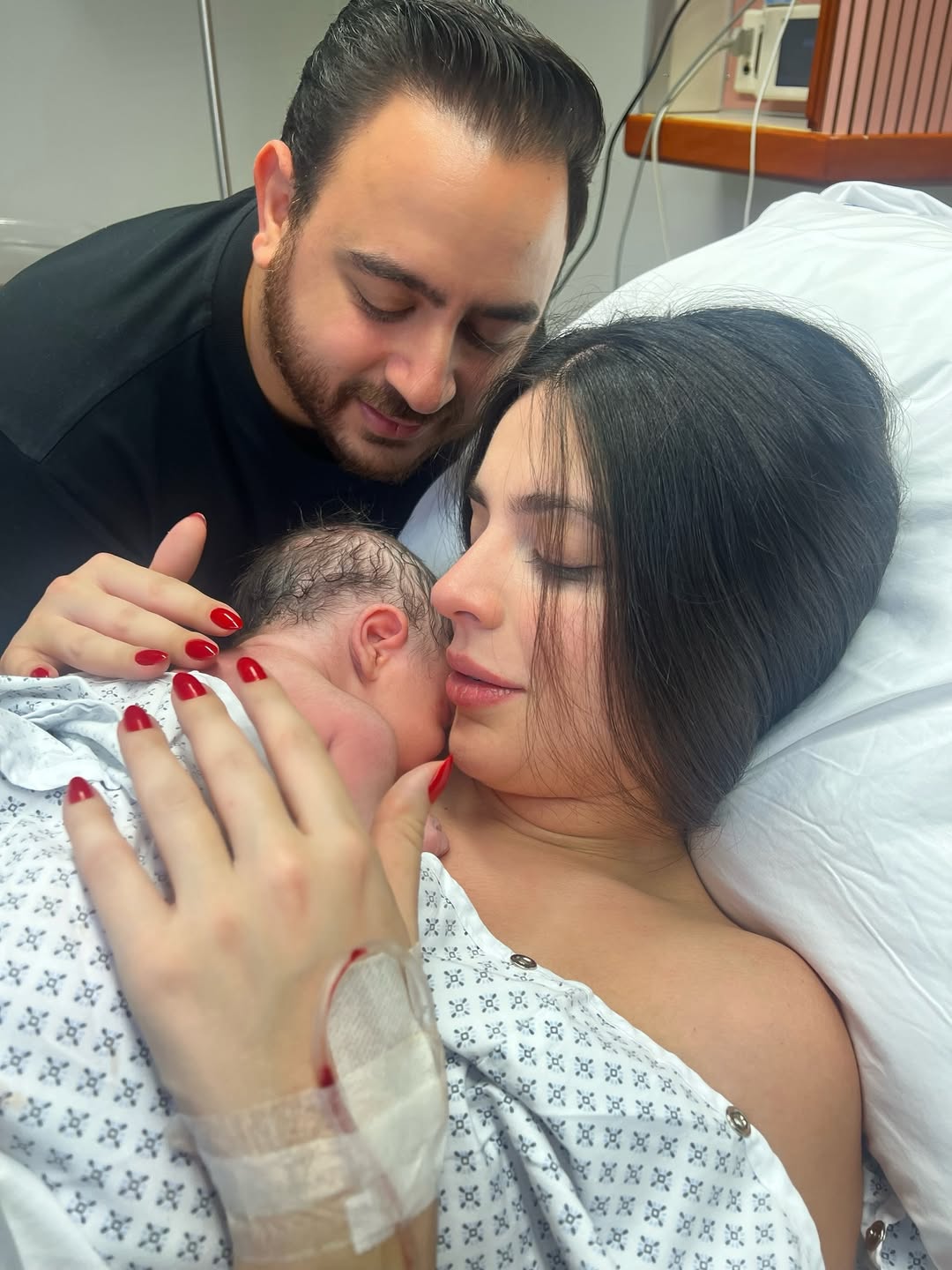 ملكة جمال لبنان 2017 بيرلا حلو برفقة مولودتها سيليا وزوجها مارسيل طالب (إنستغرام).