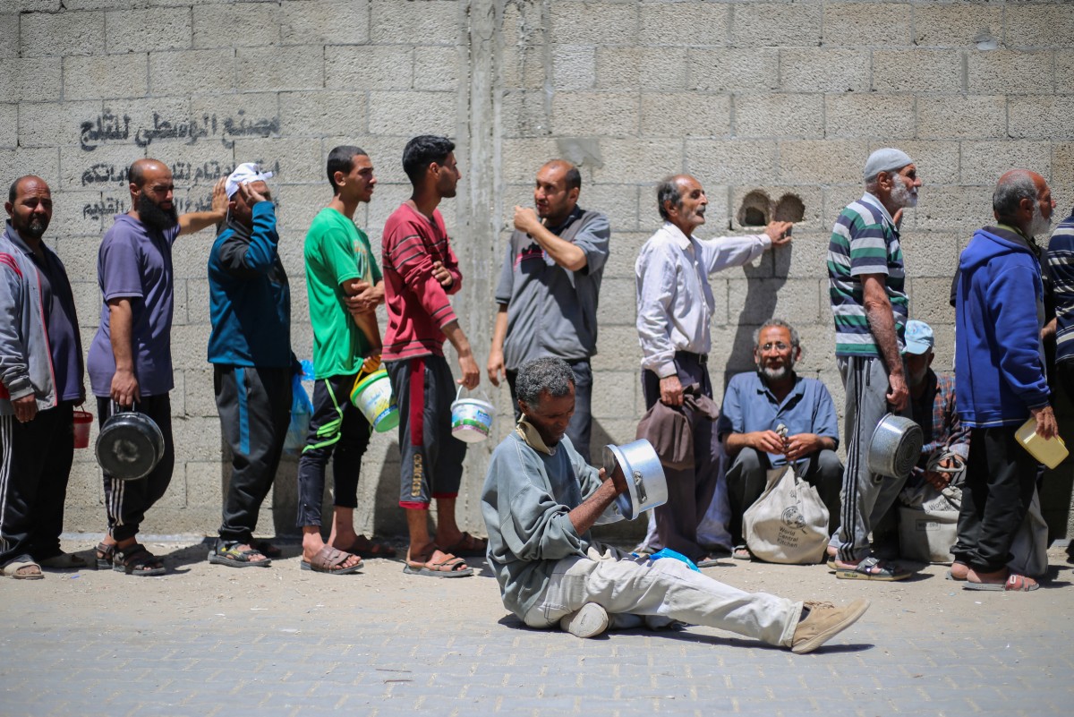 أهالي غزة يقفون بالصفوف بانتظار الحصول على الطعام (أ ف ب)