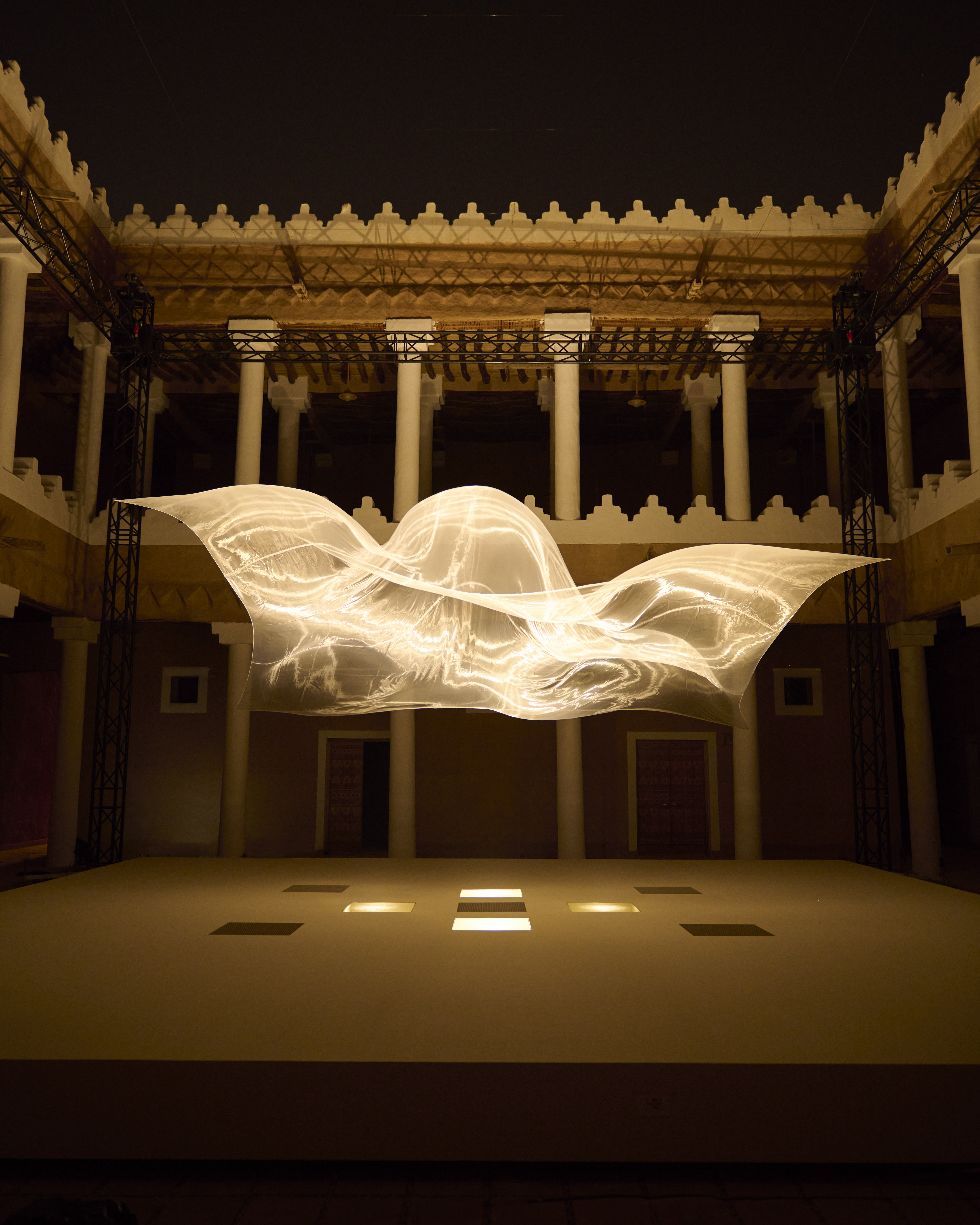 عرض ضوئي للفنان لي تشينهوا من نور الرياض (خاص)