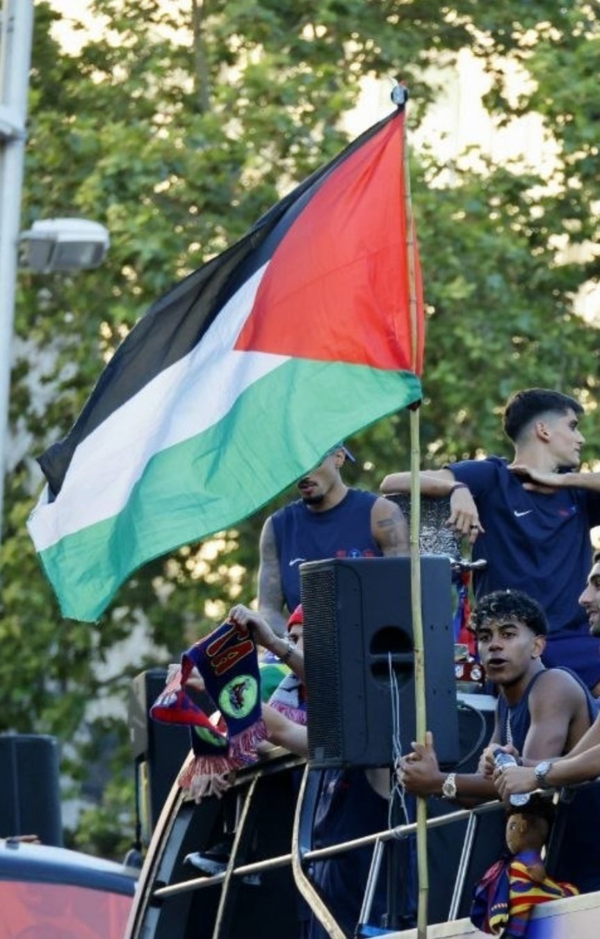 لامين يامال مع العلم الفلسطيني. (وكالات)