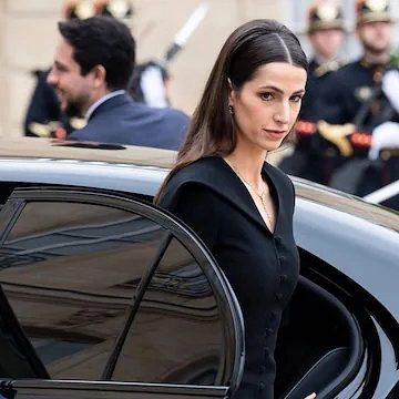 تسريحة شعر الاميرة رجوة خلال زيارتها فرنسا (انستغرام)