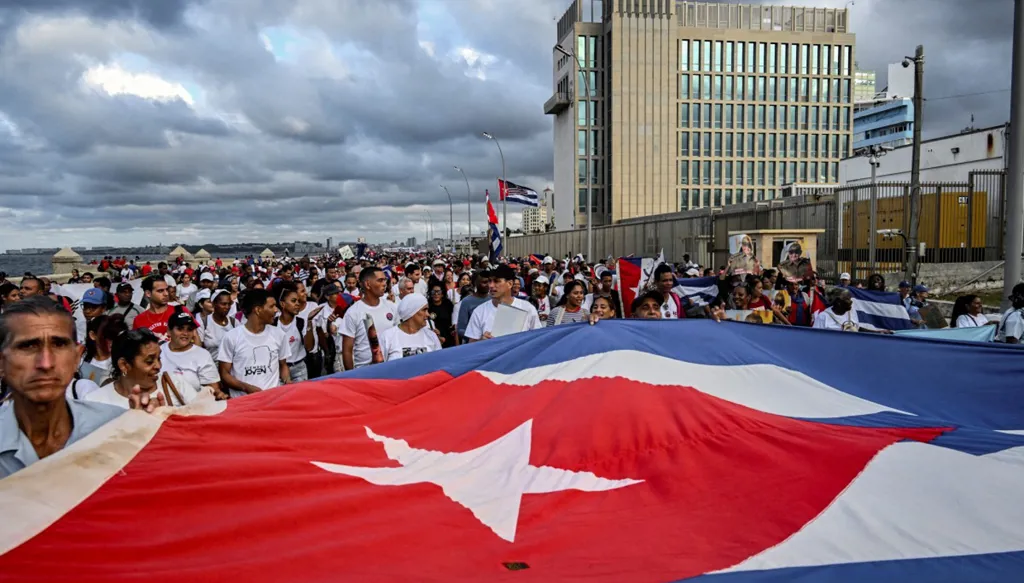تظاهرة حاشدة أمام السفارة الأميركية في كوبا للمطالبة برفع الحصار
