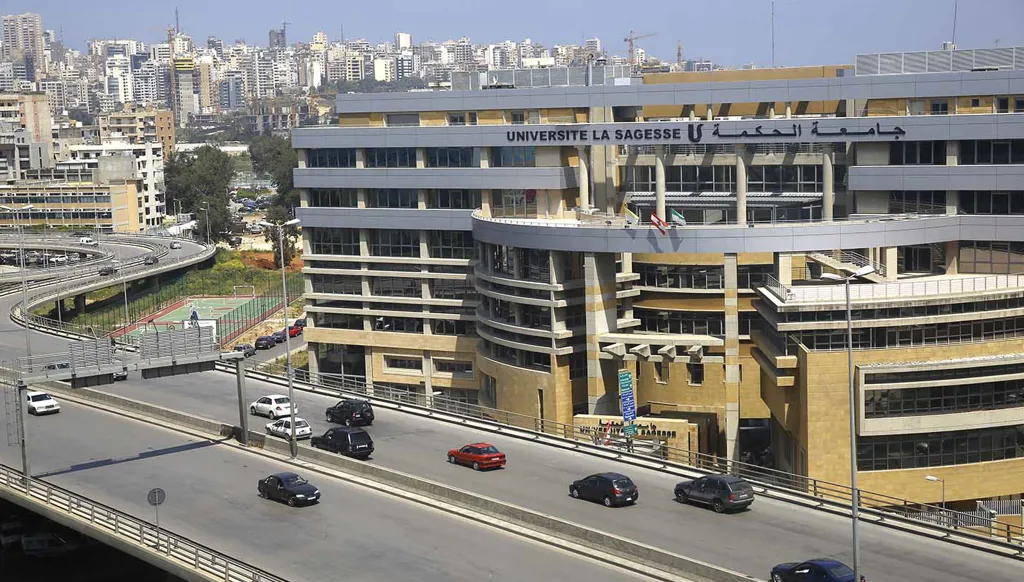 جامعة الحكمة توضح ملابسات إشكال قرب حرمها: حادث مروري والدروس مستمرّة