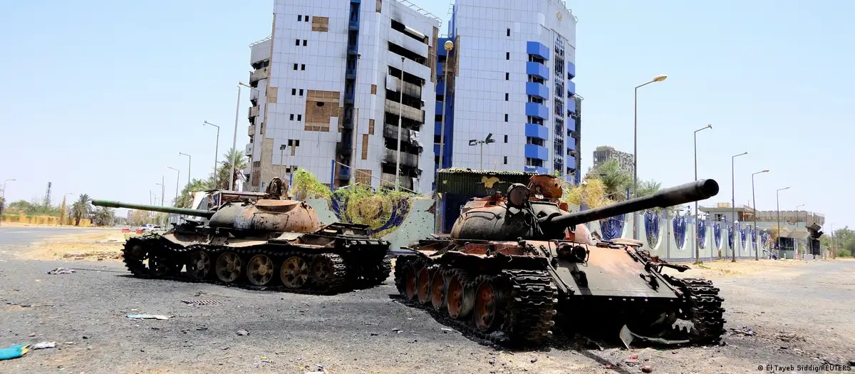دبابتان مدمرتان أمام مبنى المصرف المركزي السوداني في الخرطوم. (رويترز)