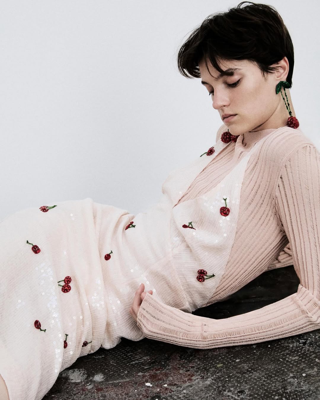 نقشات الكرز على الفستان الترتر (إنستغرام)