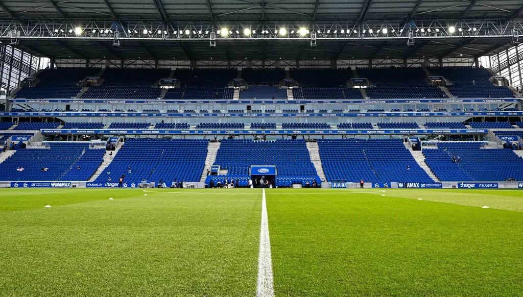 ابتكار مرعب الجمال… ملعب يستخدم هياكل الطائرات لصناعة واجهته الجديدة (صور)