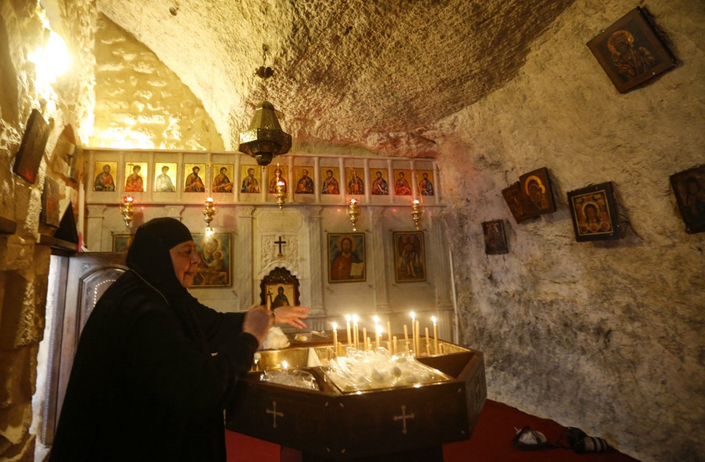 داخل إحدى كنائس معلولا. (أ ف ب)