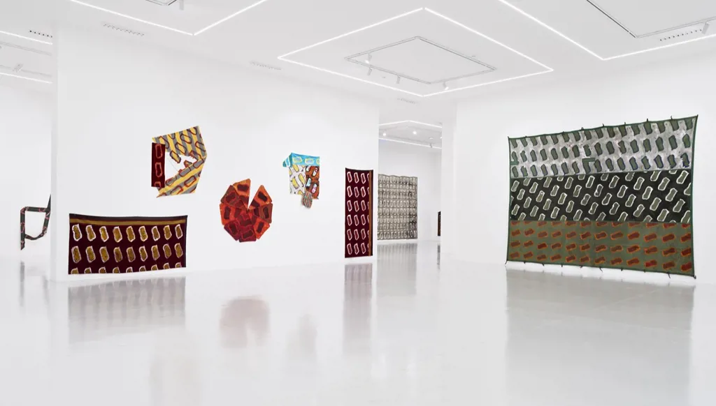 كلود فيالا ولغة بصرية عابرة للإطارات... ستون عاماً من التجريد والمواد البسيطة