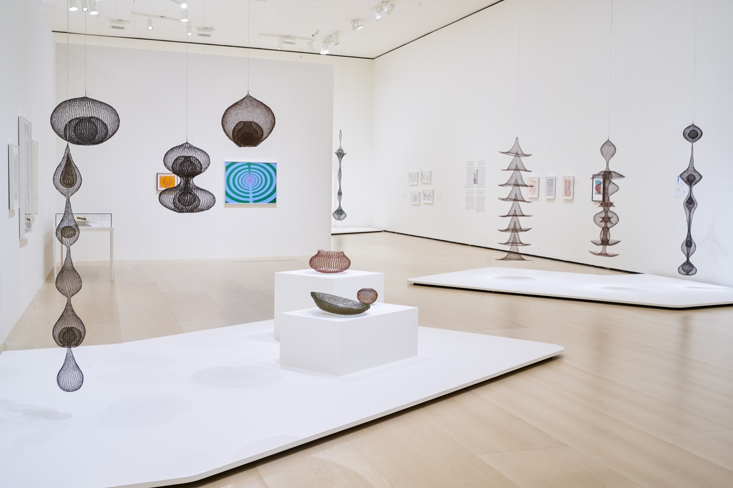 داخل قاعات المعرض.