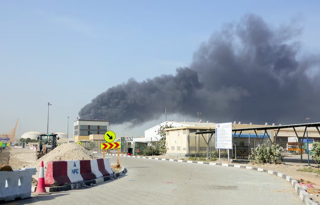 دخان يتصاعد من ميناء جبل علي بعد هجوم إيراني في دبي اليوم الأحد (رويترز)