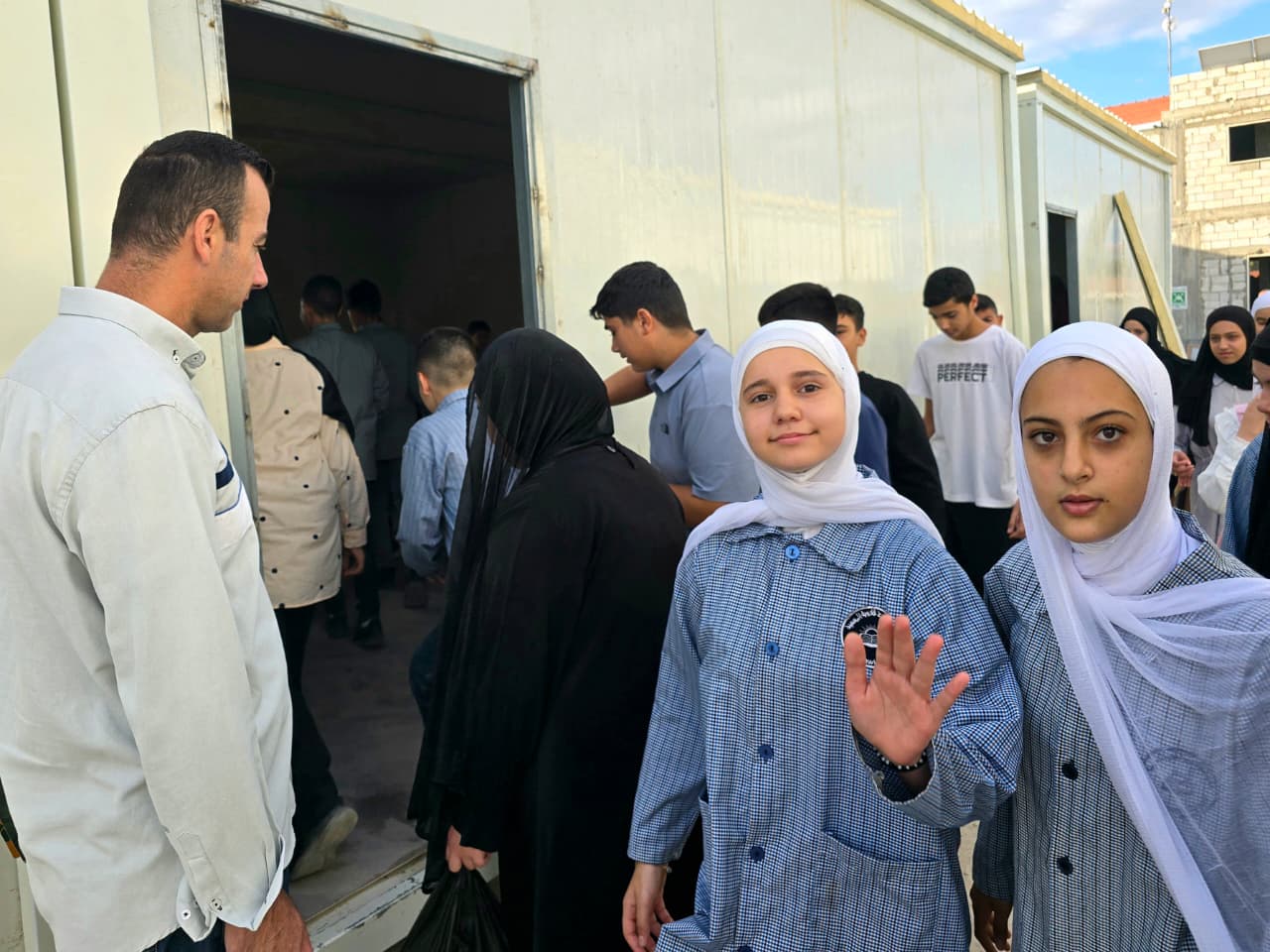 دخول التلامذة إلى مبنى قيد الإنشاء والترميم والتجهيز (أحمد منتش)