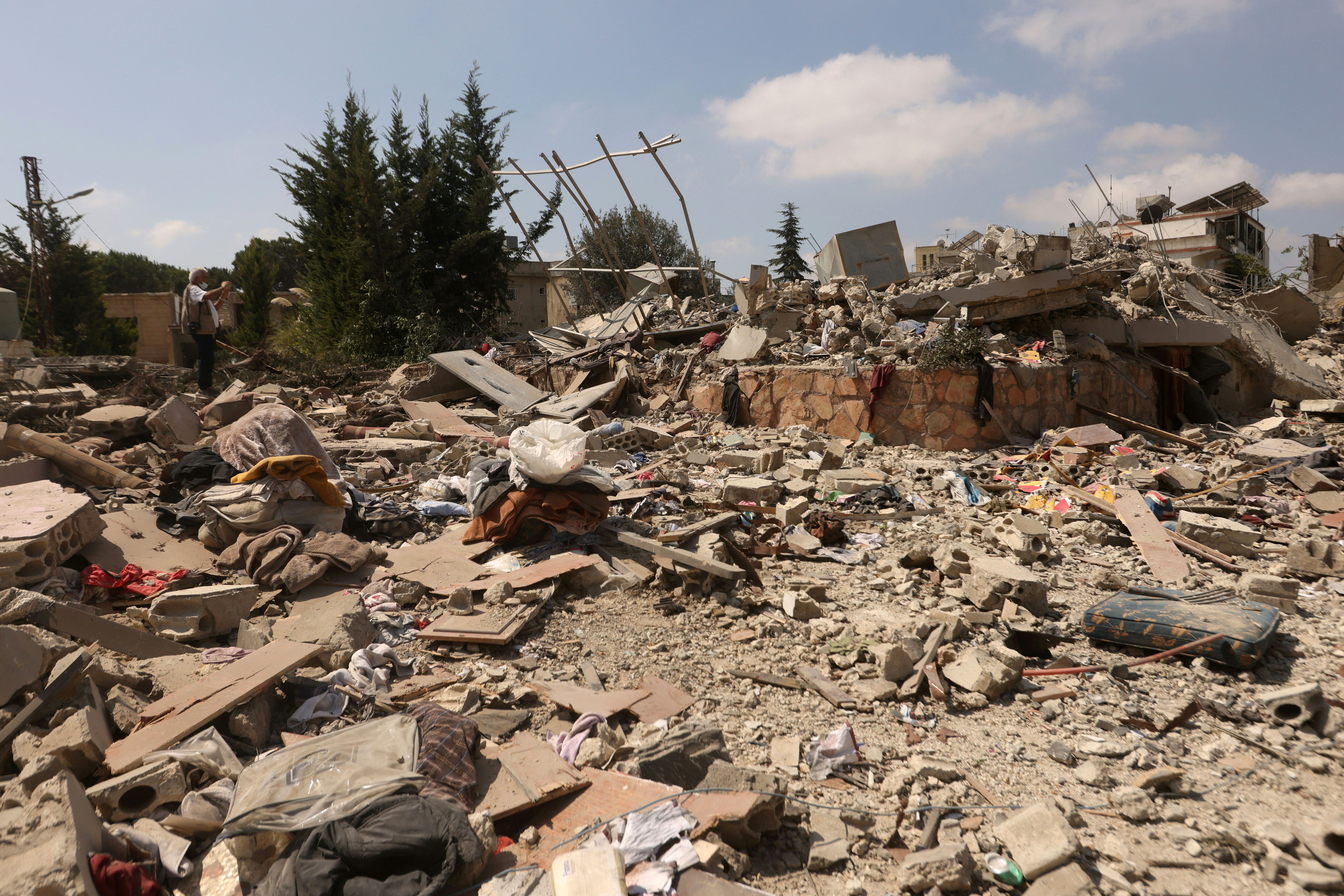 دمار في موقع غارة إسرائيلية ليلية استهدفت بلدة دير الزهراني بقضاء النبطية في 7 سبتمبر 2026 (أ ف ب)