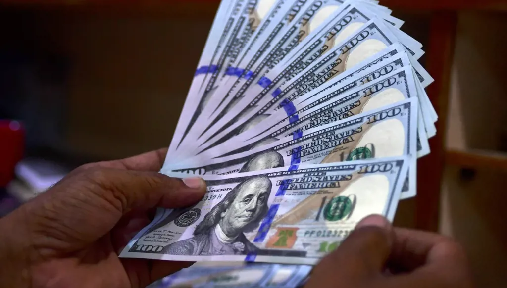 توتر بلا سقف: النفط يرتفع والدولار يرسّخ هيمنته