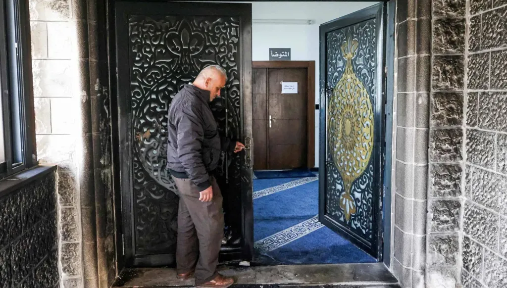 مستوطنون يضرمون النار في مدخل مسجد بنابلس... ووزارة الأوقاف الفلسطينية تستنكر (صور وفيديو)