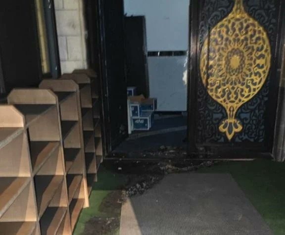 إضرام مستوطنين إسرائيليين النار في مدخل مسجد أبو بكر الصديق بقرية تل جنوبي نابلس (إكس)