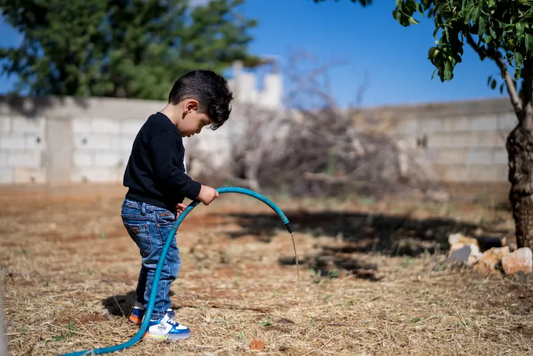 طفل لبناني يقوم بري الأرض (الأمم المتحدة).