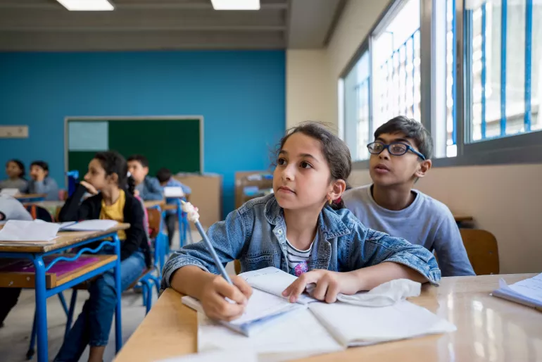 أطفال لاجئون يتعلّمون في مدارس لبنانية (اليونيسيف)