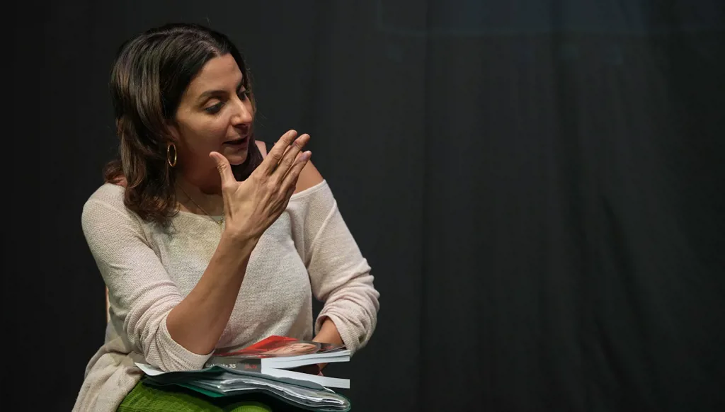 مسرح زينة دكّاش: الفنّ الملتزم يوم يلاقينا على جلسة علاج