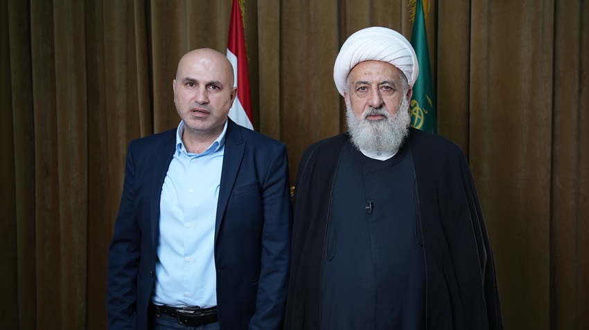 العلامة الشيخ علي الخطيب مع مراسل النهار عامر شيباني (النهار)