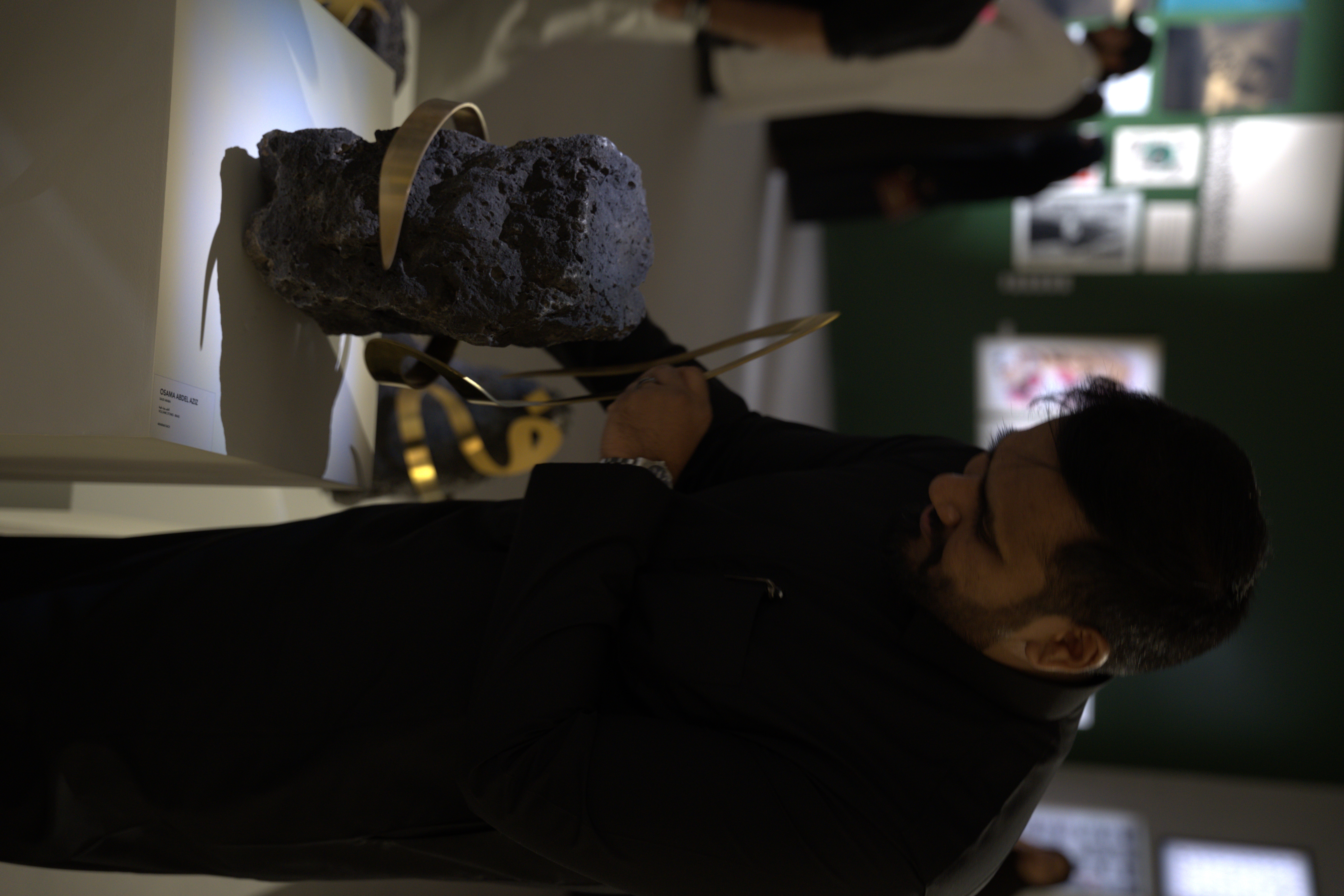   مجسم الفنان والخطاط أسامة عبد العزيز في معرض 