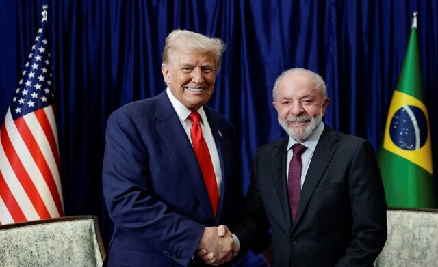 دا سيلفا يصافح ترامب خلال اجتماع في قمة آسيان بكوالالمبور في ماليزيا يوم 26 أكتوبر 2025 (رويترز)