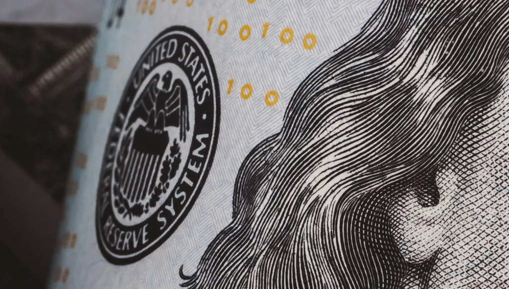 الأموال الساخنة تهرب من الأسواق