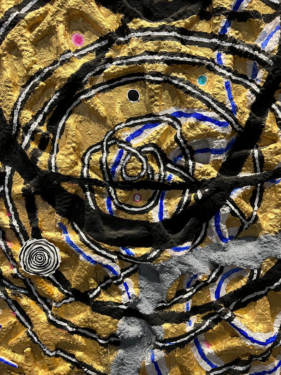 دوامات الأعاصير وبريق الذهب.