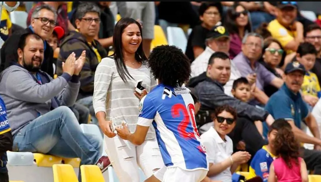 في عيد الحب... مواقف خطفت القلوب بملاعب كرة القدم