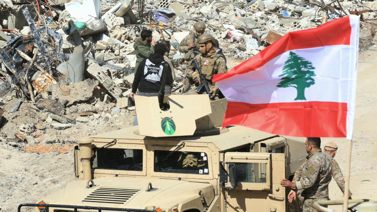 دورية للجيش اللبناني في قرية العديسة المدمرة، عقب انسحاب القوات الإسرائيلية، 18 فبراير 2025. (أ ف ب)