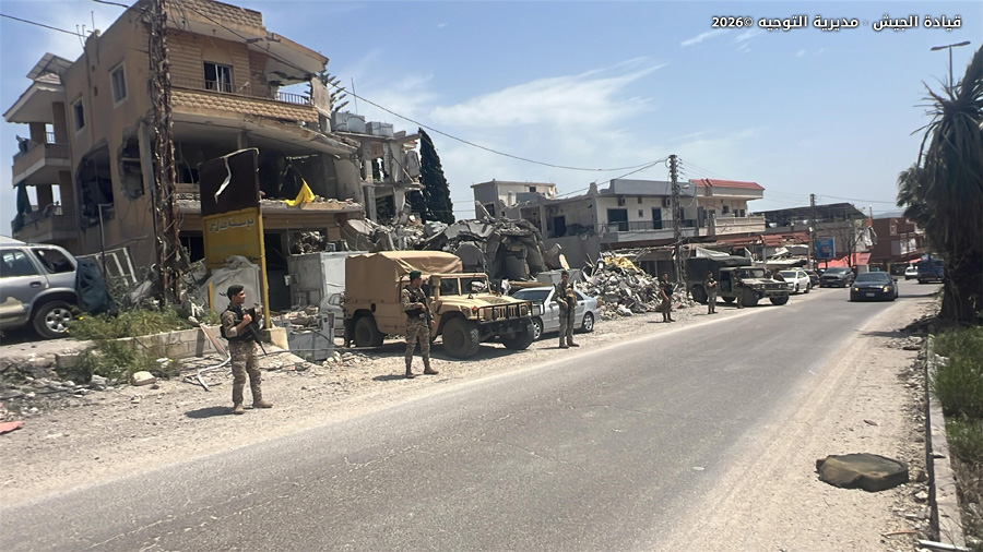 دوريات تابعة للجيش اللبناني تقوم بتأمين الطرقات للنازحين العائدين إلى قراهم في جنوب لبنان (قيادة الجيش)