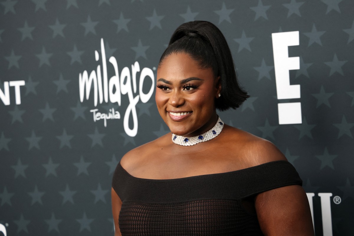 دانييل بروكس بتسريحة ذيل الحصان للشعر القصير في حفل جوائز النقاد 2026 (أ.ف.ب)