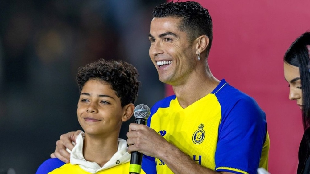 كريستيانو رونالدو نجله كريستيانو جونيور.