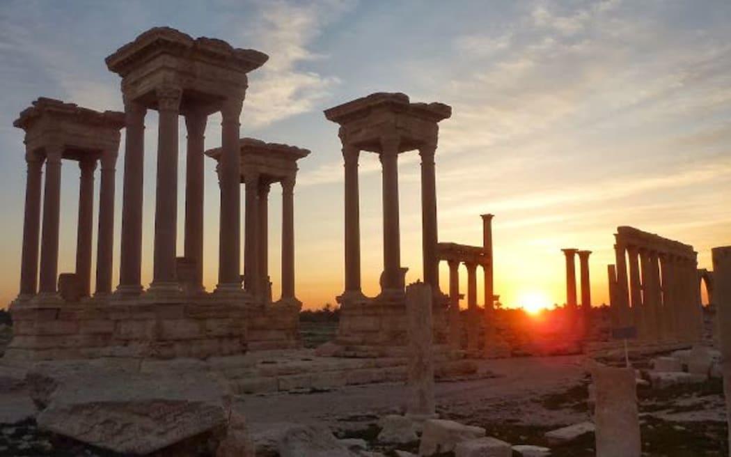 أعمدة تدمر التاريخية عند الغروب. (RNZ)