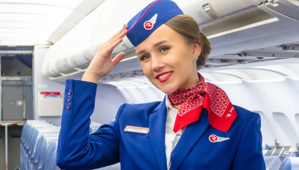 "الدّومينو": مضيفة تكشف سبب إخفاء طاقم الطائرة أكواب المياه عن أنظار الرّكاب