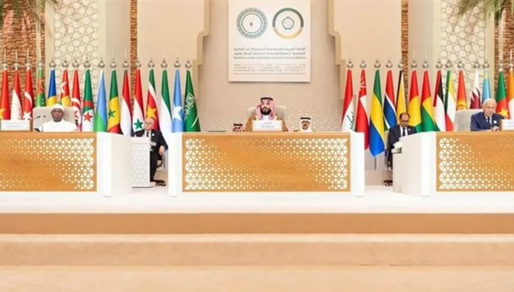 5 عند الخامسة: قمة الرياض لوقف حرب غزة ولبنان... البيبليوثيرابي وملايين هاريس لمن؟