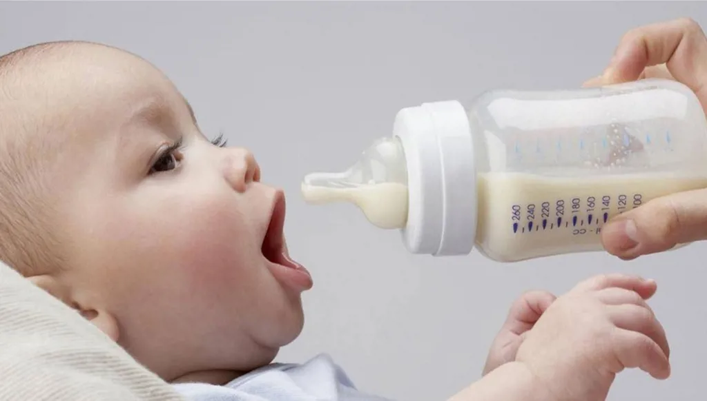 في هذا البلد... سحب نوع من حليب الأطفال بعد تسمم 13 طفلاً