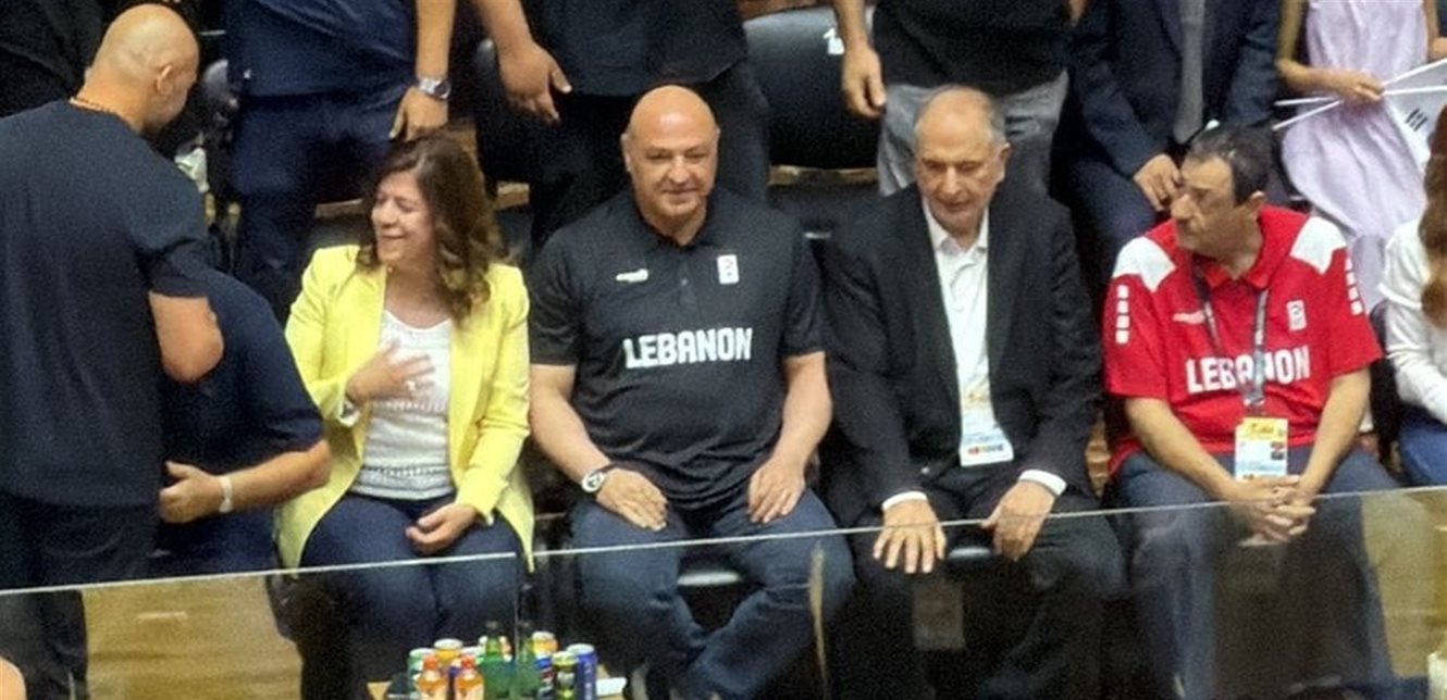 الرئيس عون مشجعا منتخب لبنان 
