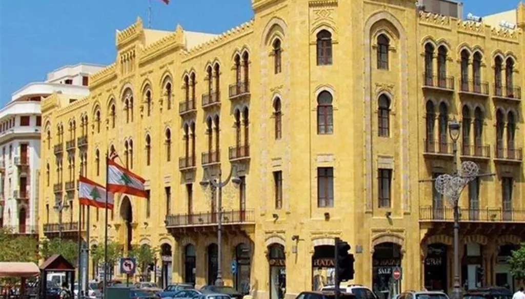 نائب بيروت يتذرع بالسفر