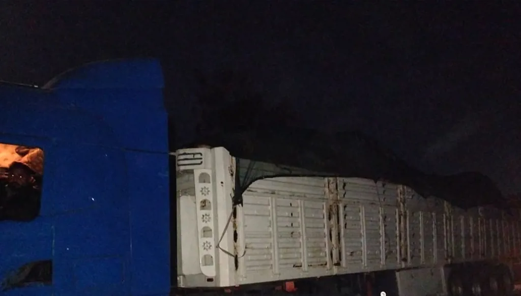 بالصور - ضبط 4 شاحنات محمّلة بمادّة "السكراب" المهرّب واعتقال أصحابها