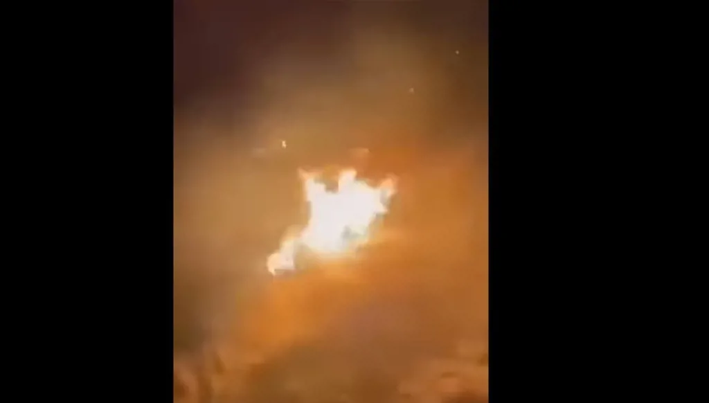 فيديو متداول لحرق سائق ديلفيري وسرقة دراجته... ما حقيقته؟