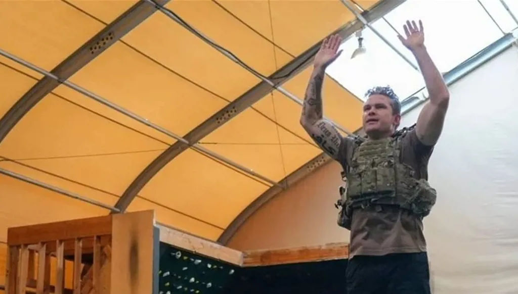 وزير الدفاع الأميركي يثير ضجة بوشم كلمة عربية على ذراعه... ما وراءها؟ (صور)