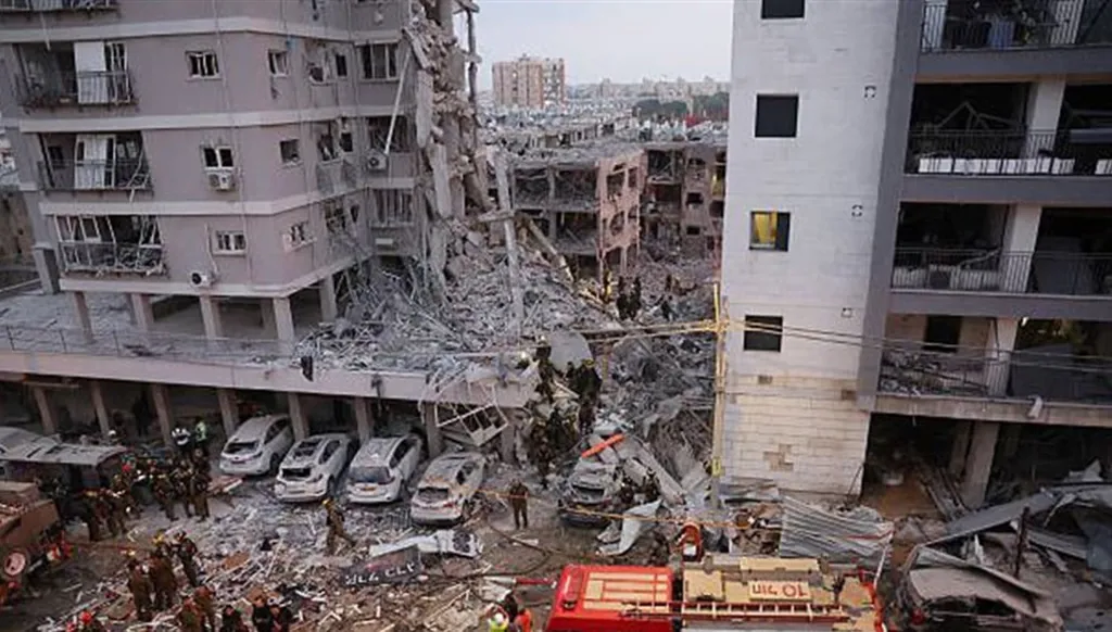 "ما من ظالم إلا سيُبلى بأظلمِ"