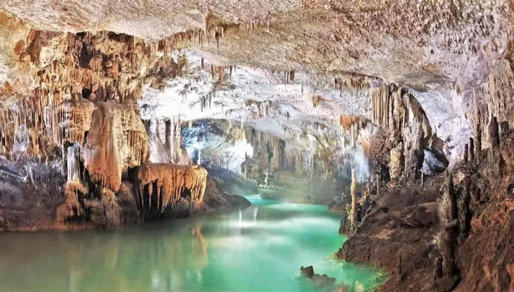 زفاف داخل مغارة جعيتا... وزارة السياحية تردّ بإنذار رسمي!