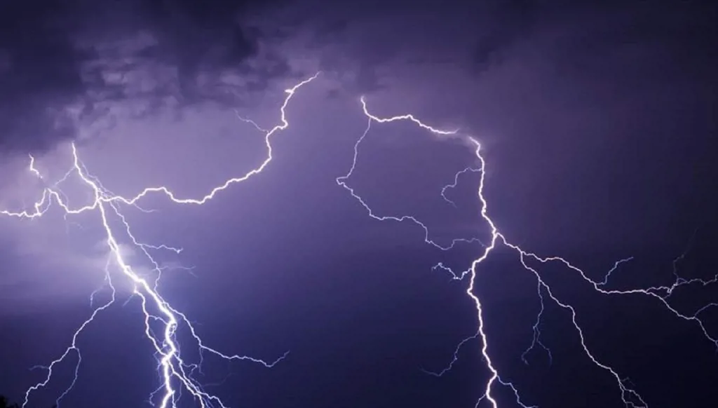 البرق يضرب مصر... مصرع 3 أشخاص وإصابة سيدة!