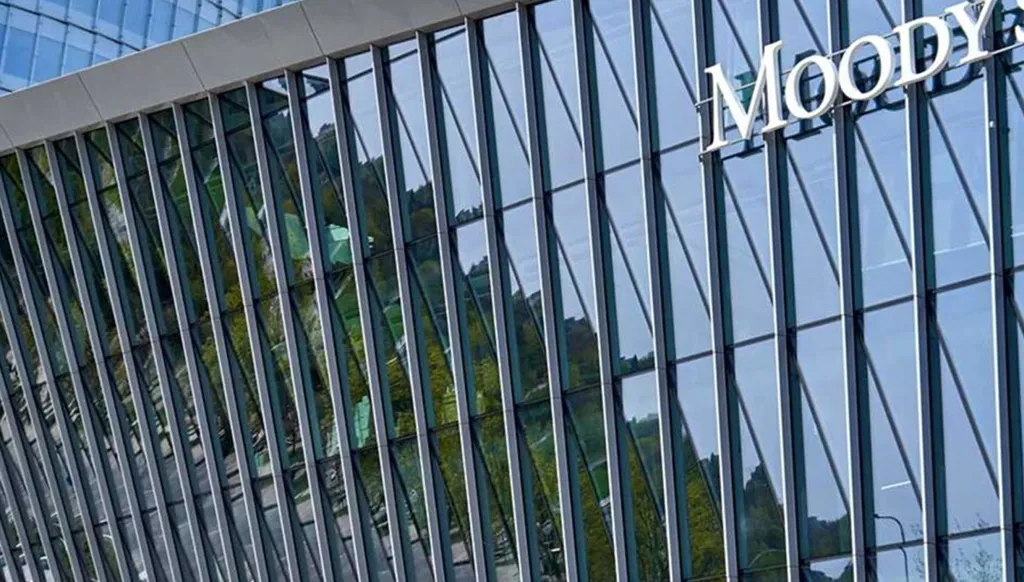 الركيزة تهتز: موديز تخفض تصنيف أميركا الائتماني وسط احتجاج البيت الأبيض