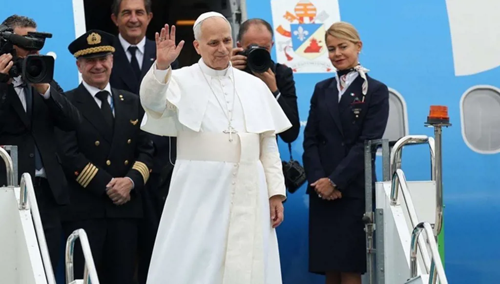 بالورد والخبز والملح والتراب... لبنان يستقبل البابا لاوون