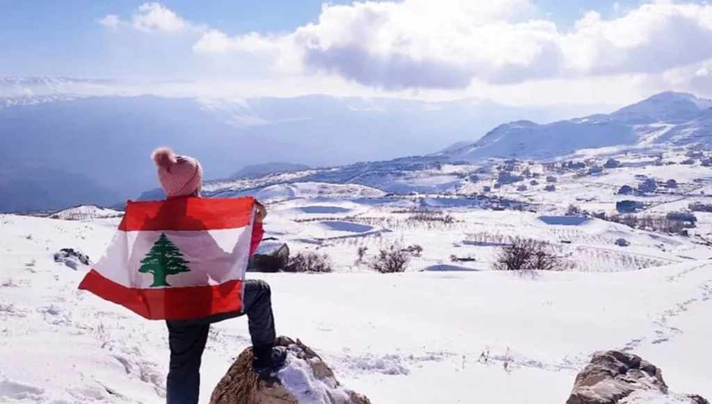 الأبيض يغطي جبال لبنان... 60 مواطناً علقوا وهذه الطرقات مقطوعة