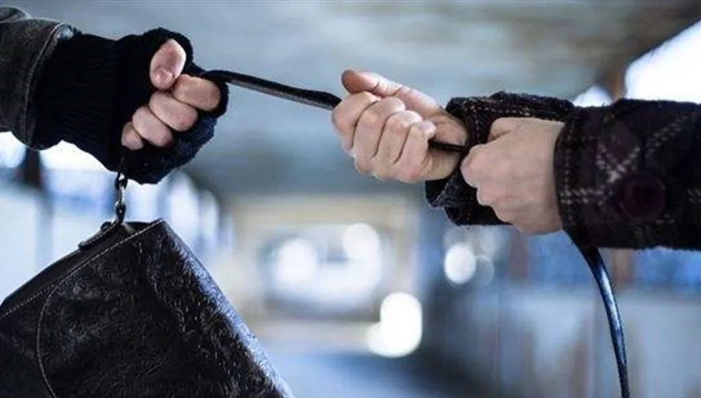 تعرض صحافية لعمليّة نشل في مار مخايل - بيروت