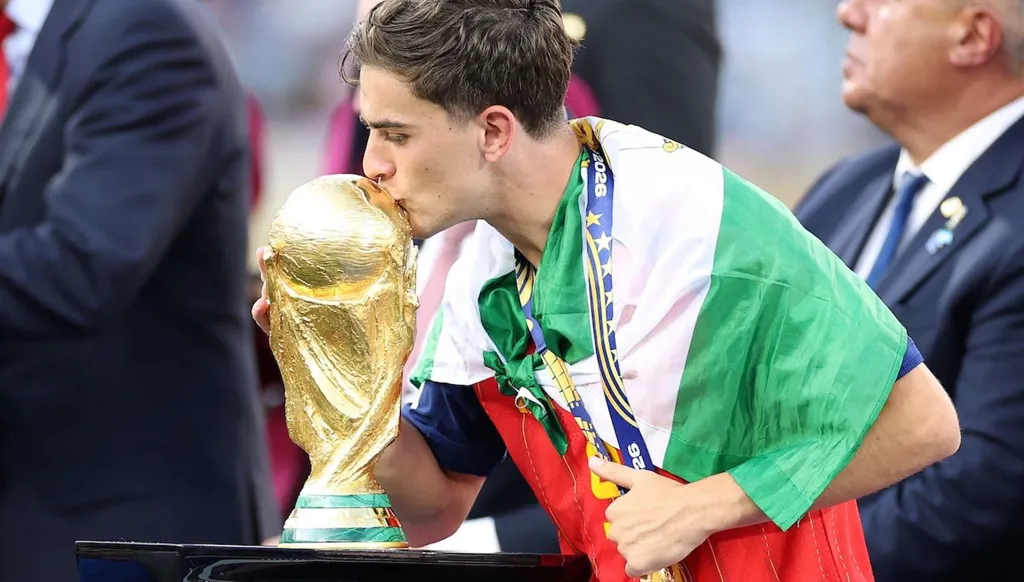 غافي يصبغ شعره بالوردي وفاءً بوعد قطعه قبل كأس العالم (فيديو)