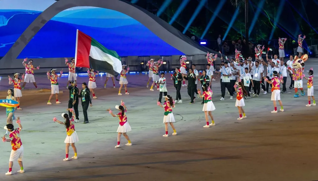 البلوشي والحمادي يحملان علم الإمارات في افتتاح الألعاب الآسيوية الشاطئية في سانيا